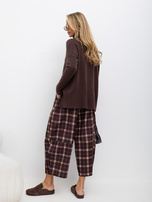 Hnedý oversize sveter na stretnutie s dlhším zadným dielom.