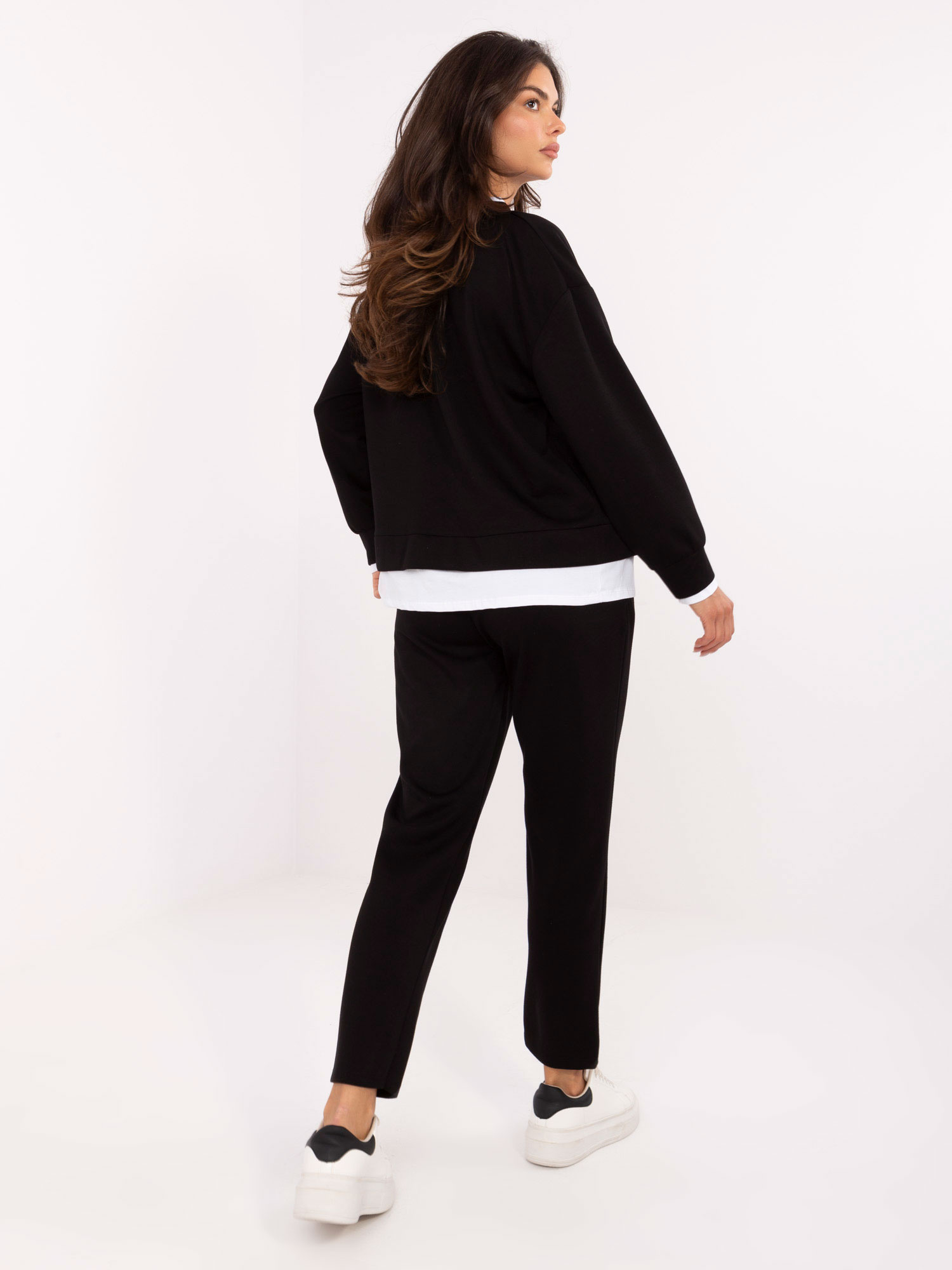 Schwarzes Damen-Set mit Kapuzenloser Sweatshirt.