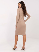 Ciemnobeżowa sukienka bodycon z golfem RUE PARIS 