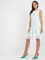 Hurt Weiß-Minz Cocktailkleid mit Blumen ohne Ärmel.