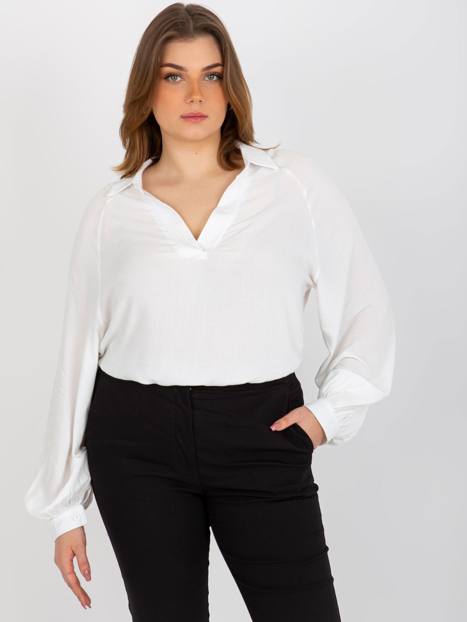 Ecru koszulowa bluzka plus size z kołnierzykiem