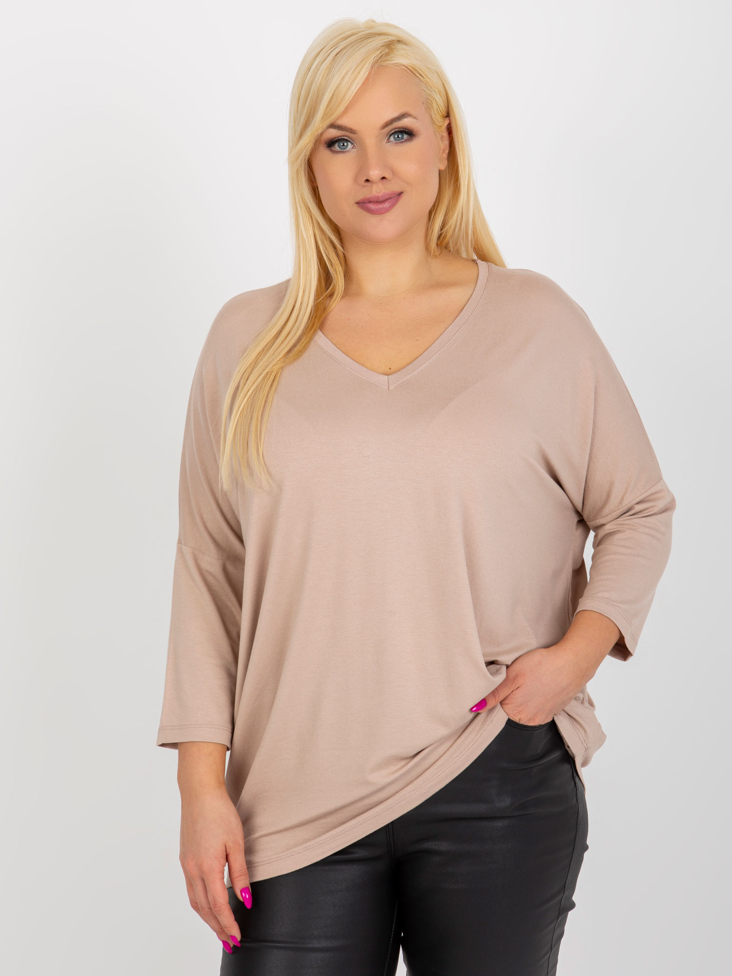 Beżowa bluzka plus size basic z dekoltem V