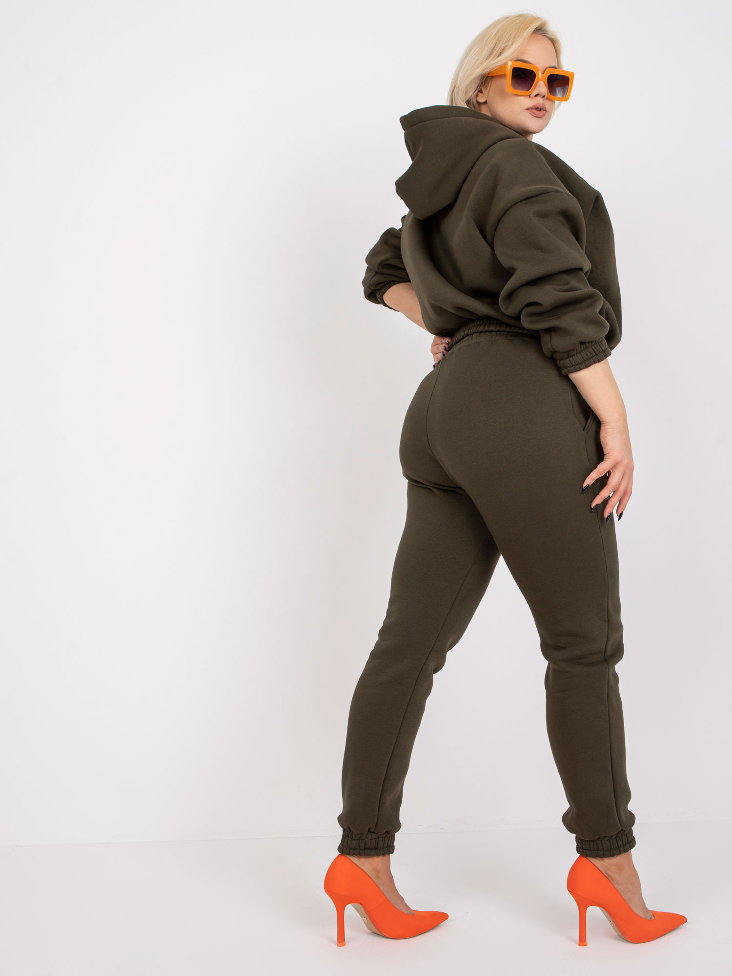 Khaki dresni komplet plus size z hlačami.