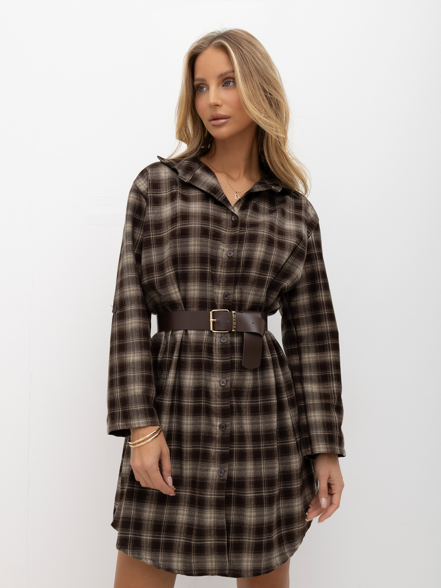 Braunes kariertes Hemdkleid mit Gürtel.