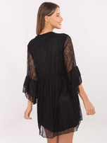 Schwarzes Spitzenkleid mit Rüsche.