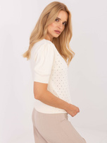 Jasnobeżowy damski sweter z dżetami 