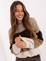 Helle beige-braune Oversize-Pullover mit Streifen.