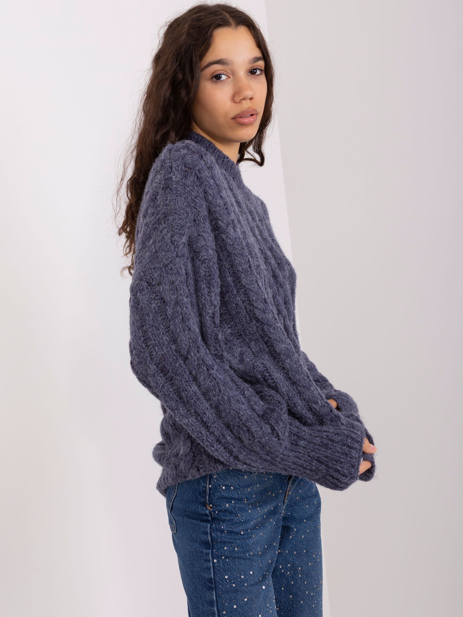 Granatowy dzianinowy sweter z warkoczami