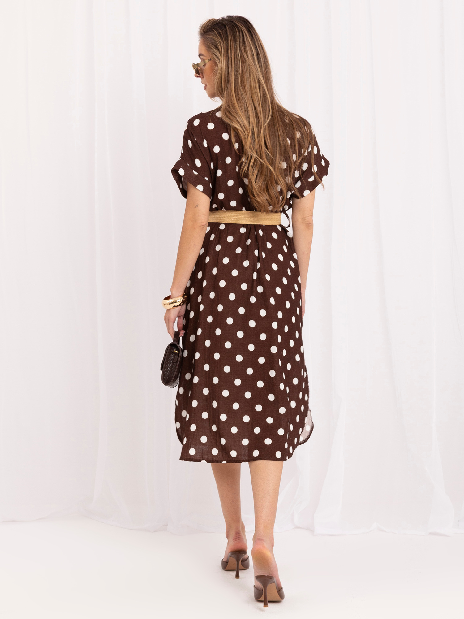 Schokoladenfarbendes Midi-Kleid mit geflochtenem Gürtel.