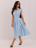 Himmelblaue Blusenkleid mit Punkten.