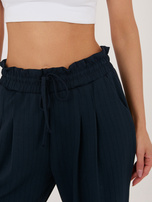 Granatowe dresowe spodnie z marszczoną talią RUE PARIS