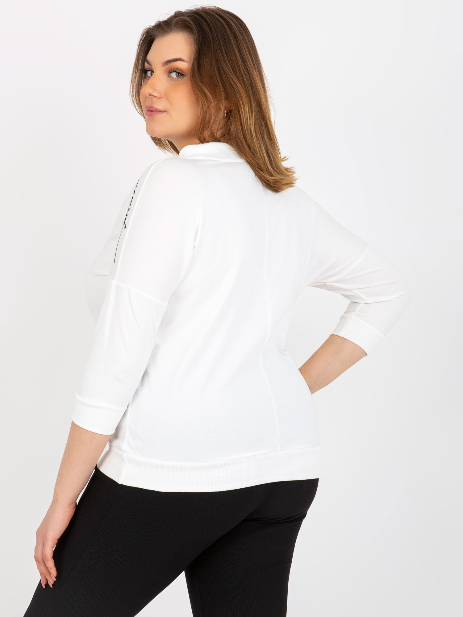 Ecru bluzka plus size z napisami i rękawem 3/4