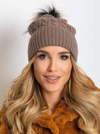 Dunkelbeige Mütze mit Bündchen und Fellbommel.