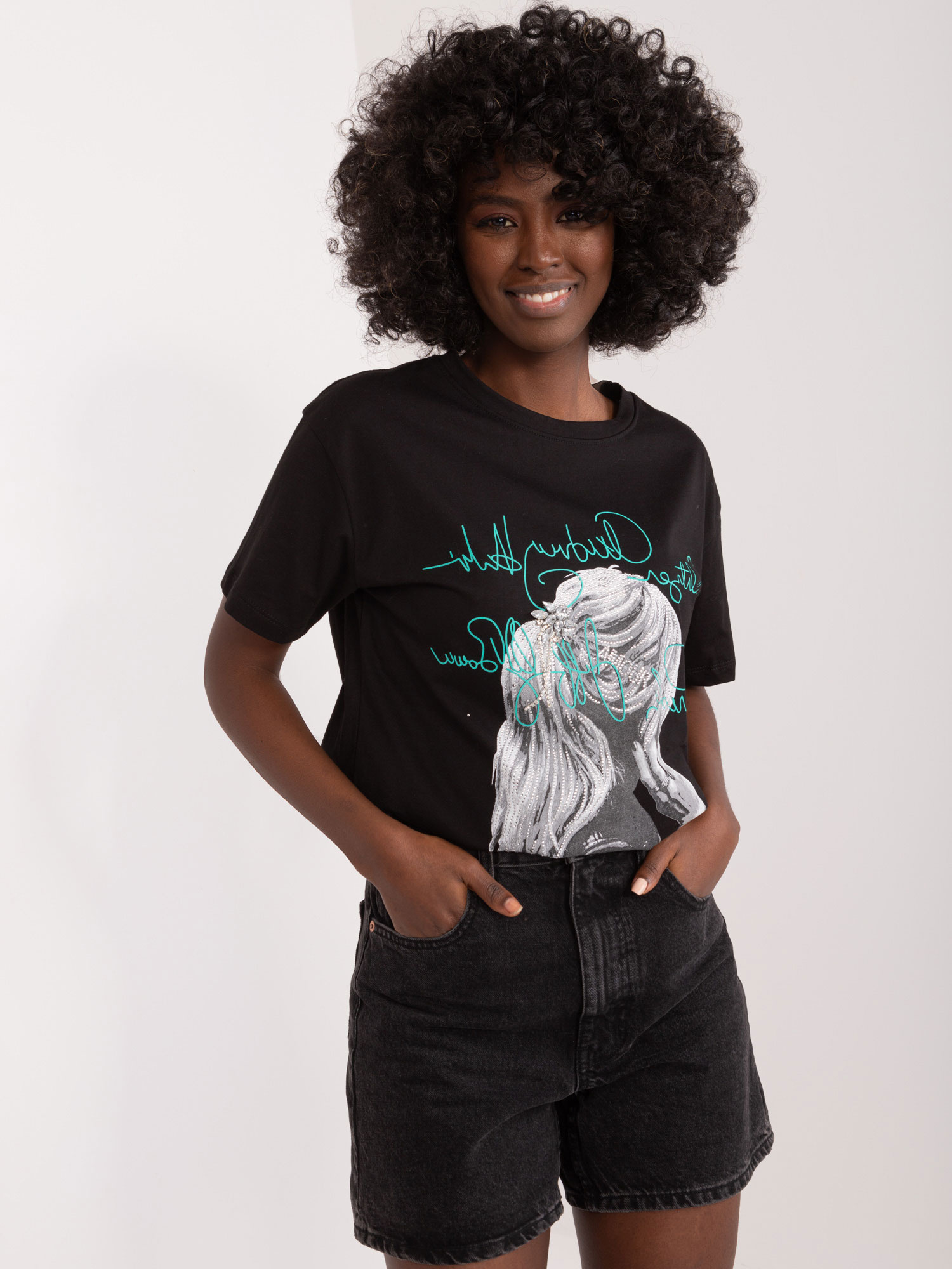 Großhandel Schwarzes T-Shirt mit Druck und Schriftzügen.