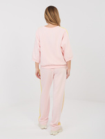 Pastelowy różowy dresowy komplet z miękkiego materiału 