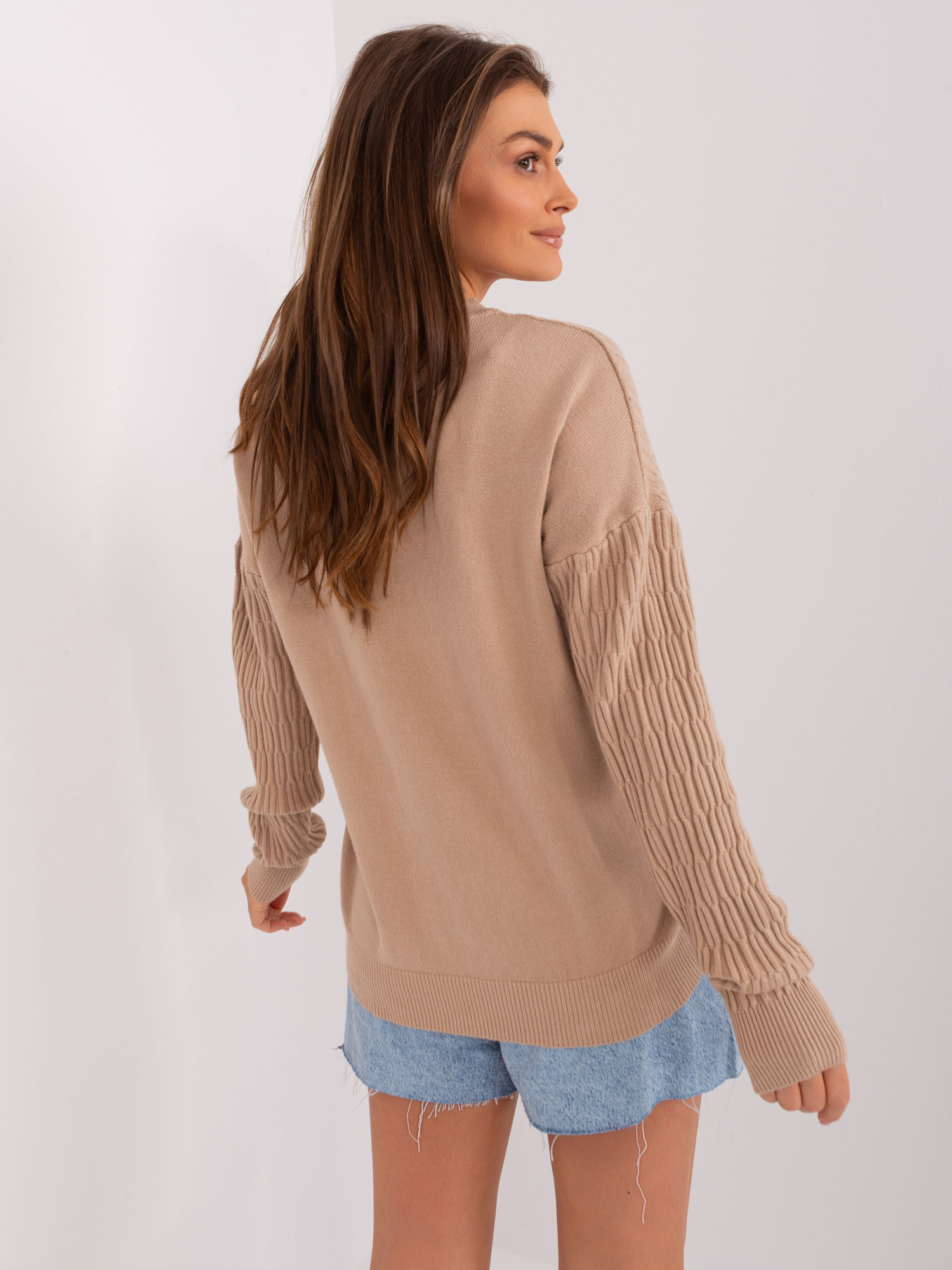 Beżowy sweter klasyczny z okrągłym dekoltem