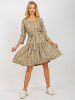 Hurtownia Jasnożółta elegancka sukienka z falbaną w kratę