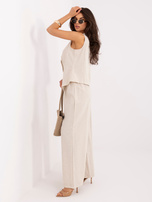 Helle beige elegante Kombination mit weiten Hosen.