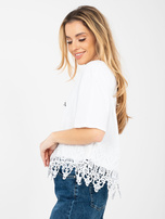 Biała bluzka oversize z koronkowym wykończeniem