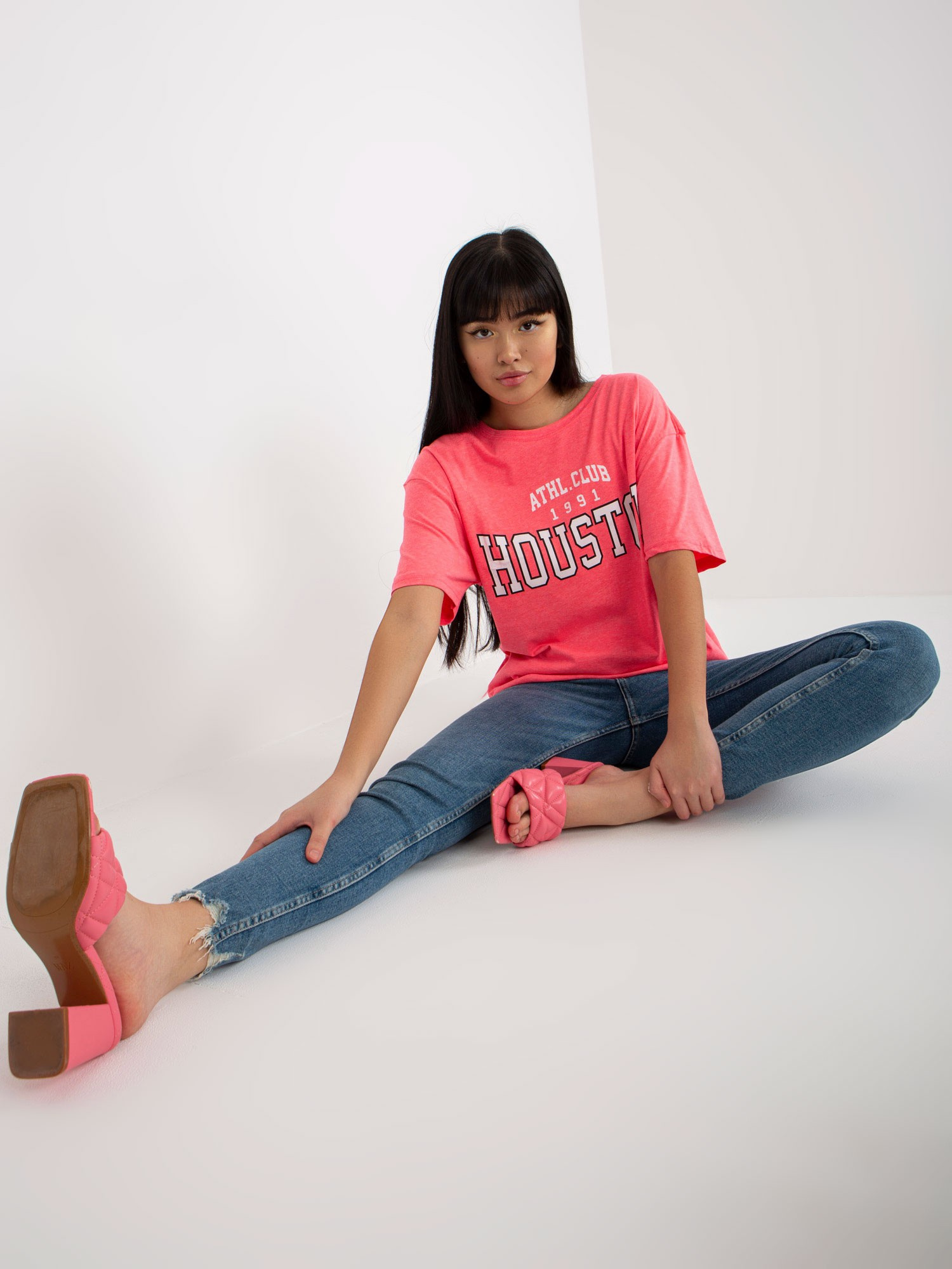 Fluo różowy luźny damski t-shirt z napisem