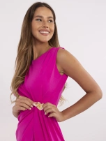 Fuksjowa dopasowana sukienka z kwiatową broszką