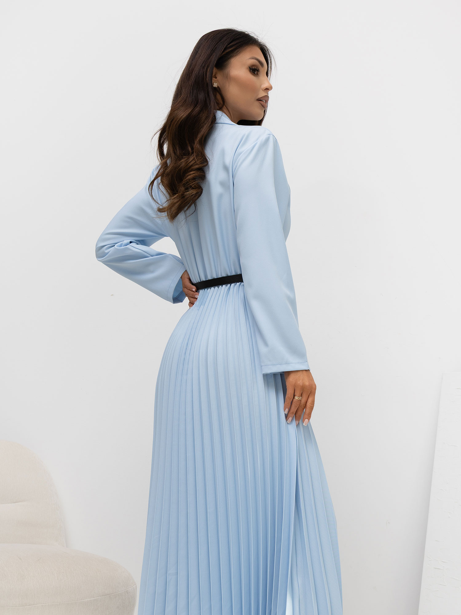 Jasnoniebieska elegancka sukienka z plisowanym dołem RUE PARIS