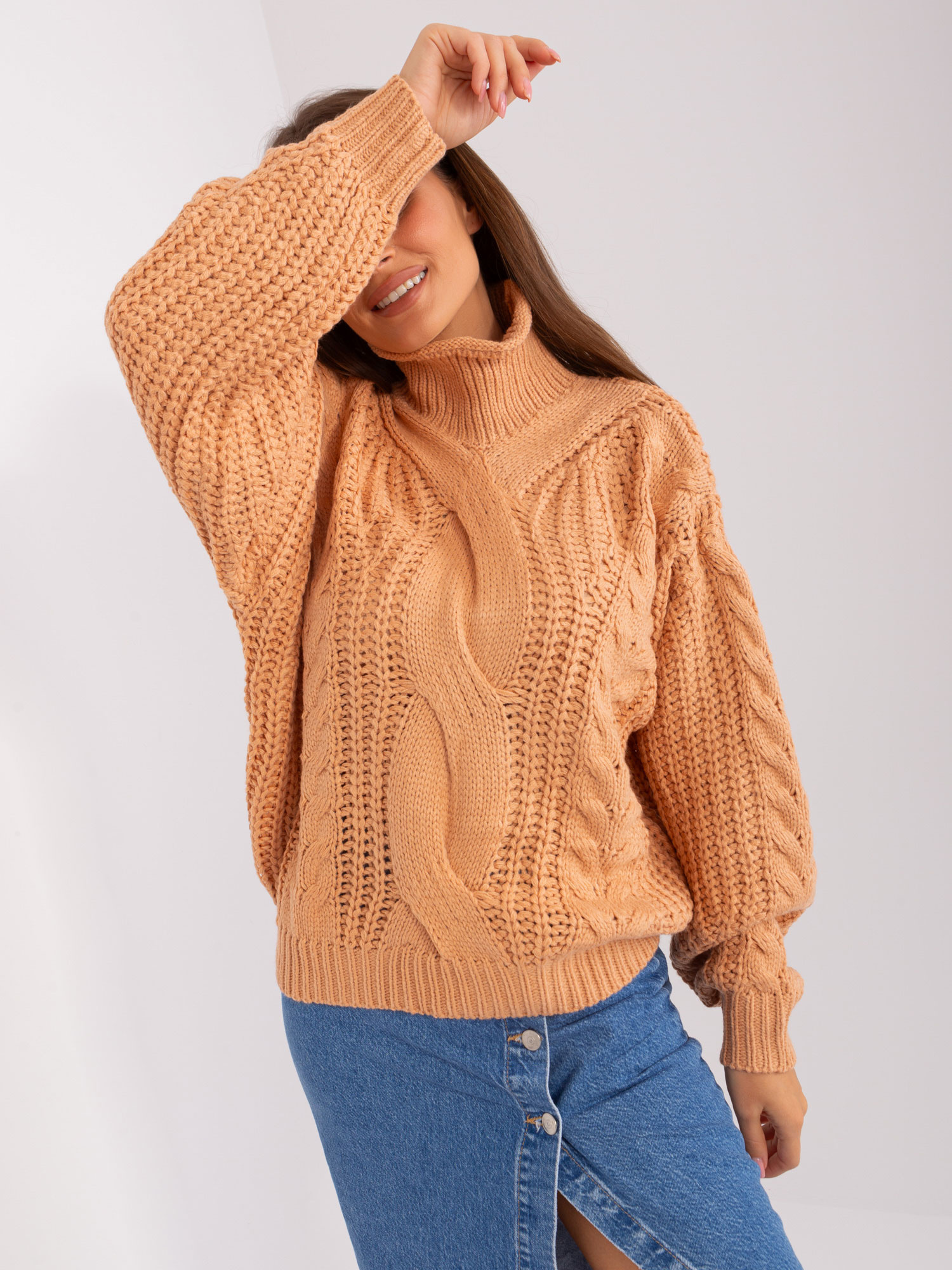 Brzoskwiniowy sweter oversize z warkoczami