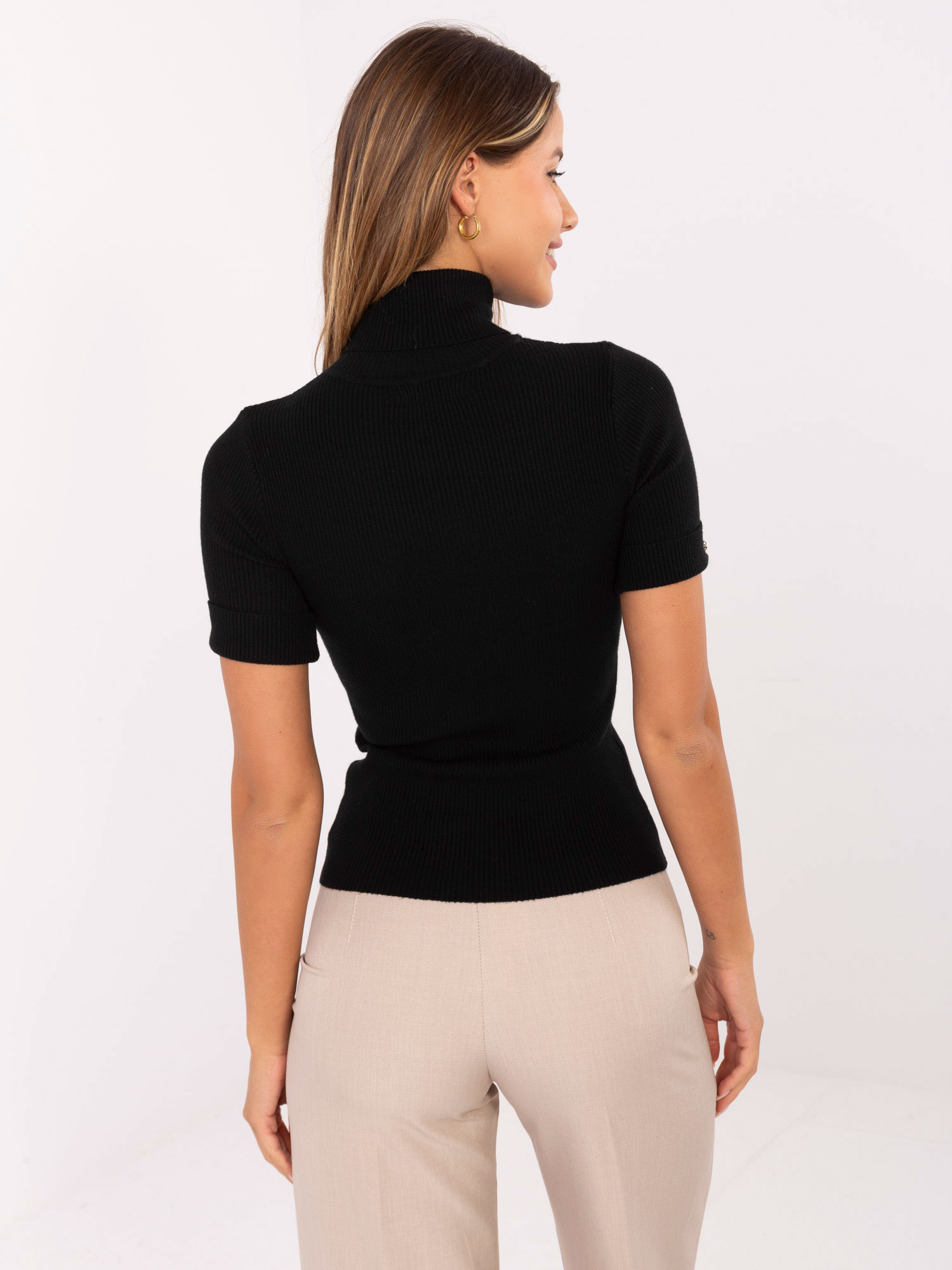 Schwarzer, taillierter Pullover mit Streifen.