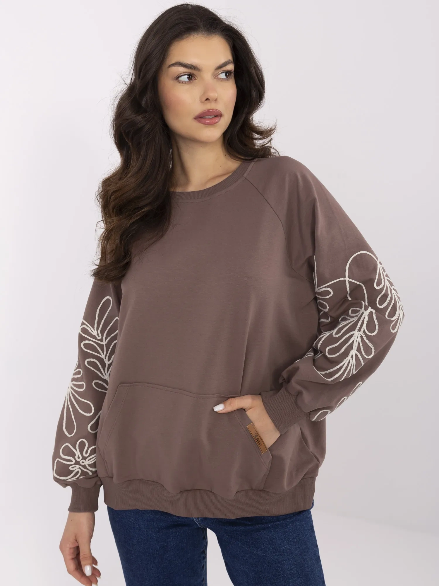 Braun-beige Kapuzenpullover mit Stickerei.
