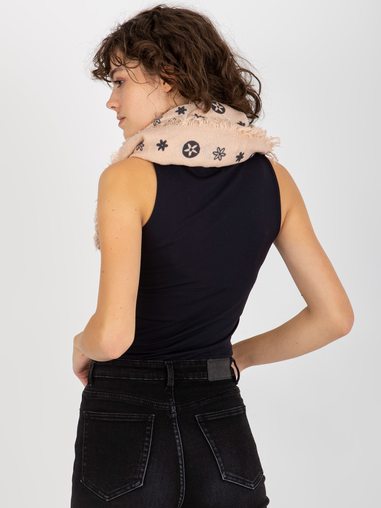 Różowy damski szal we wzory