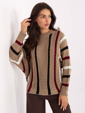 Beżowy sweter nietoperz w ażurowy wzór 