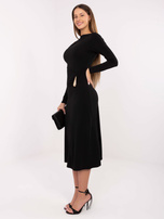 Czarna trapezowa sukienka z drapowaniem