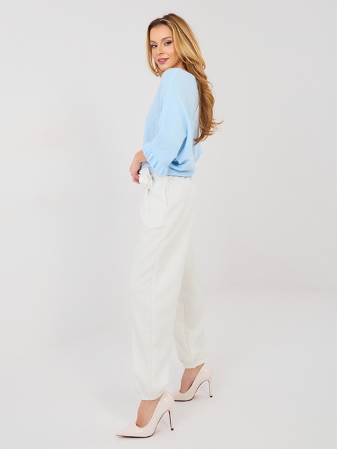 Ecru dresowe spodnie z kwiatową broszką