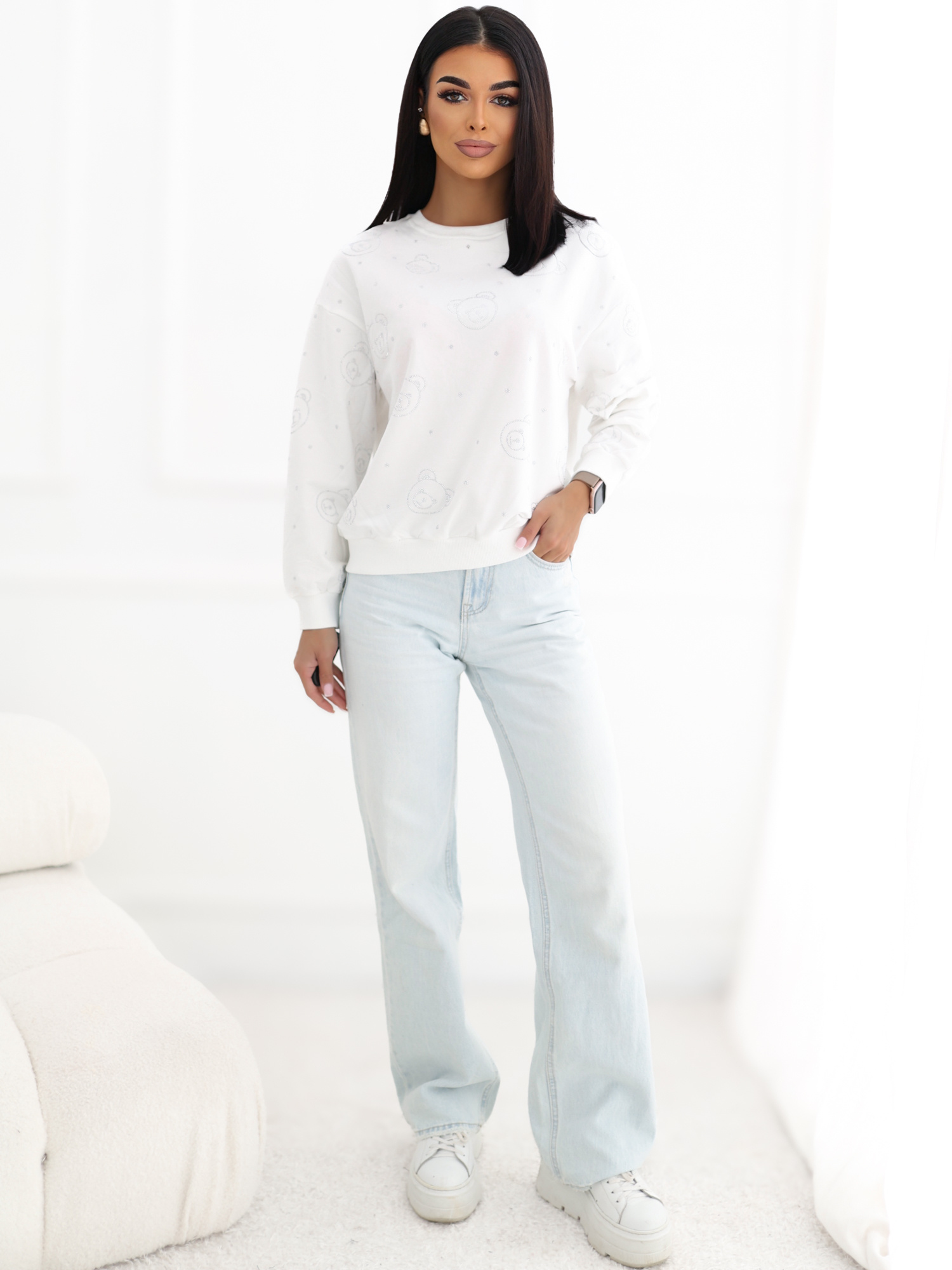 Ecru sweatshirt with a shiny motif.
