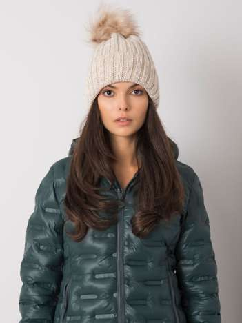 Beige winter hat with applique