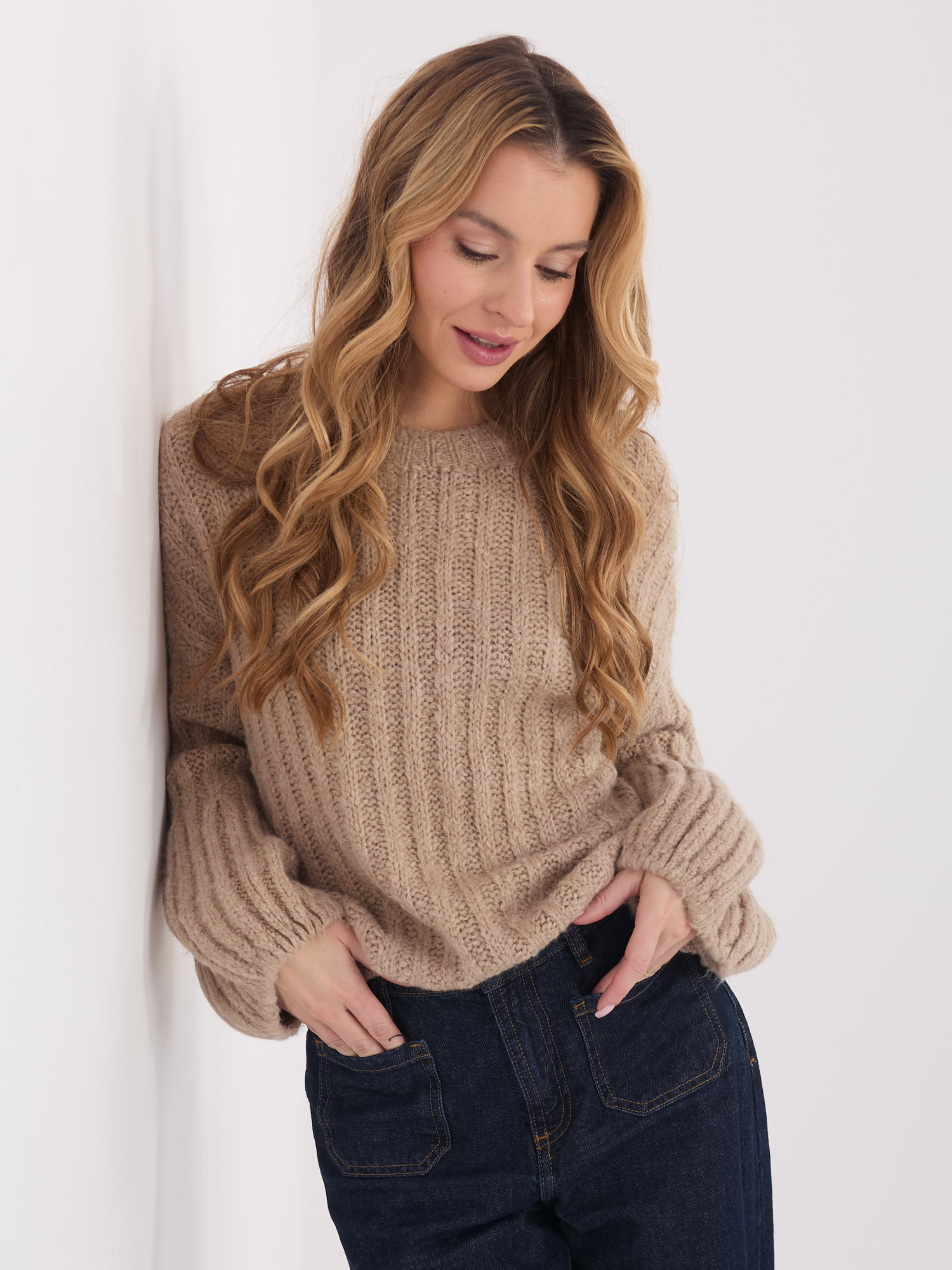 Ciemnobeżowy sweter z bufiastymi rękawami 