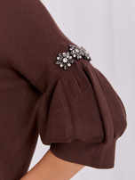 Brown elegant sweater with appliqués on the sleeves.
