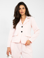 Pastelově růžový blazer s knoflíkovým zapínáním.