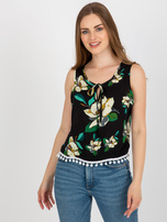 Schwarzes Sommerblusenshirt mit Blumenmuster ohne Ärmel.