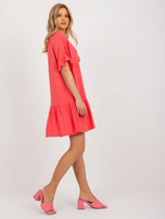 Hurt Koralowa sukienka z falbaną i krótkim rękawem Sindy SUBLEVEL