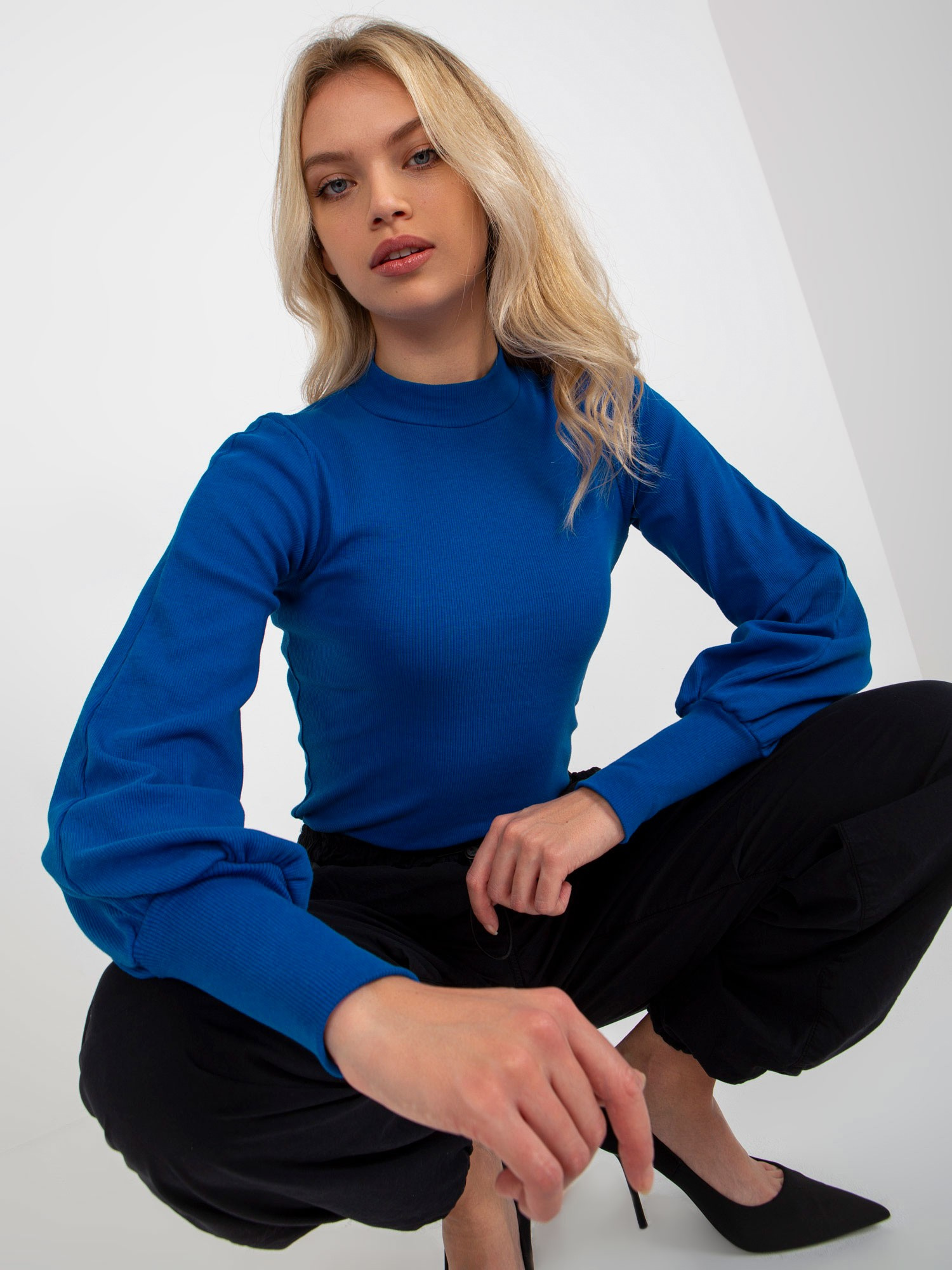 Kobaltowa prążkowana bluzka basic z bawełny RUE PARIS