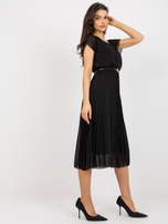 Hurt schwarze plissierte Kleid mit rundem Ausschnitt.