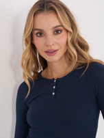 Modrá přiléhavá základní blůza z bavlny.