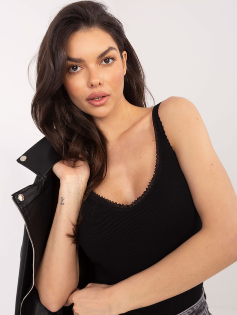 Czarny damski top z wszytym biustonoszem