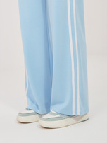 Jasnoniebieskie dresowe spodnie z prostą nogawką 