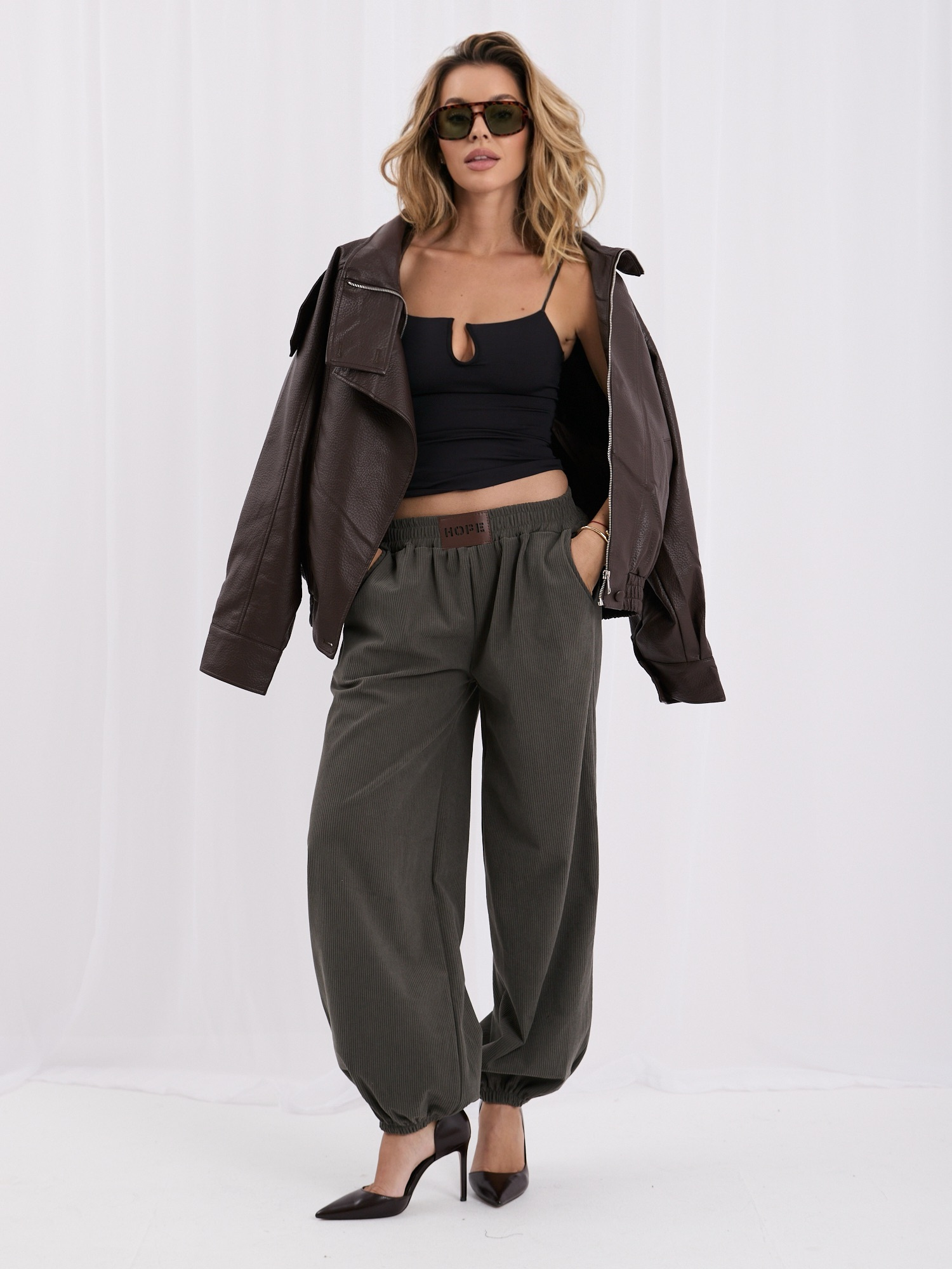 RUE PARIS khaki kordové oversize kalhoty s nášivkou.