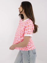 Fluoreszierende rosa-weiße Bluse mit Rundhalsausschnitt.