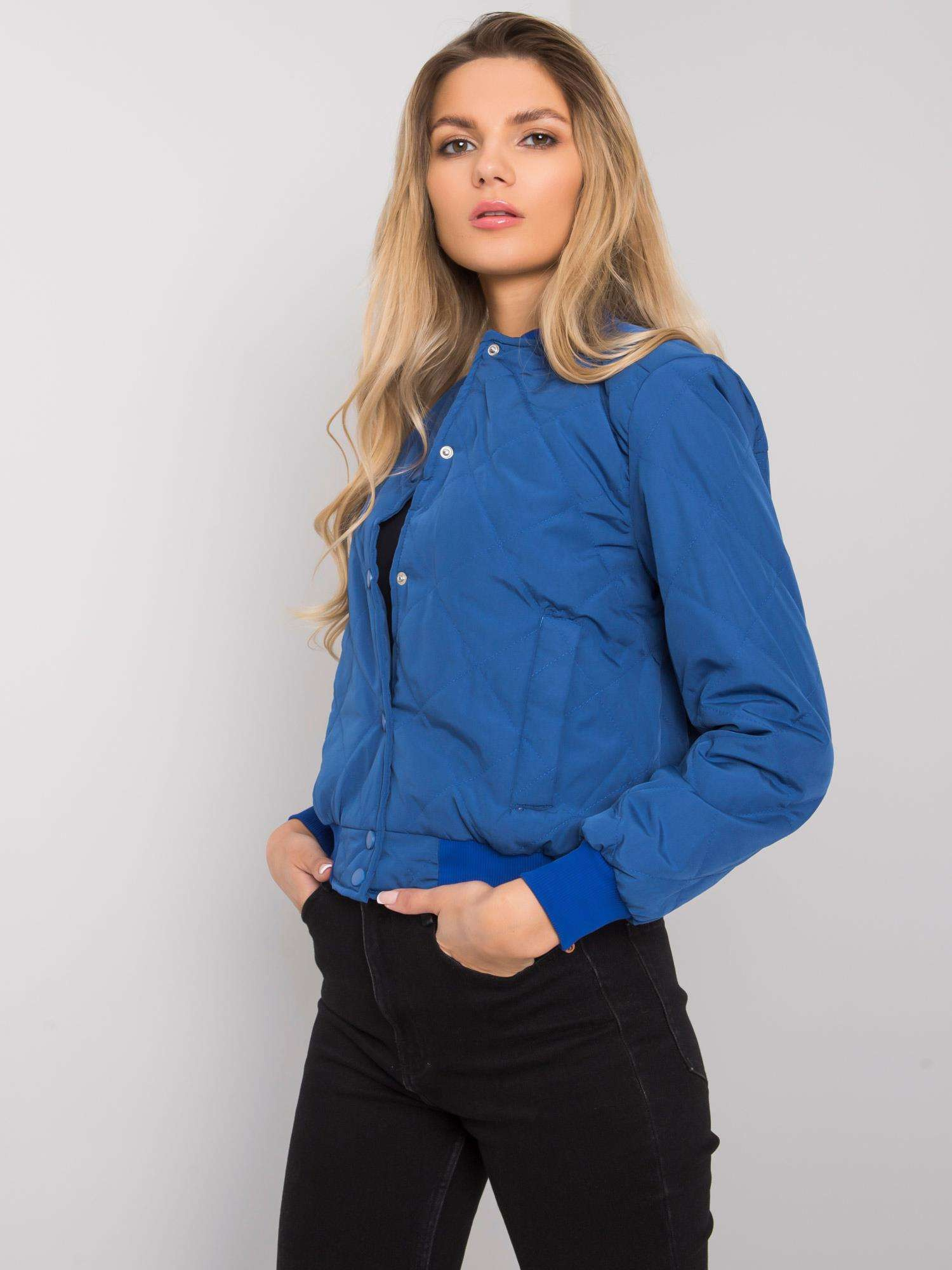 Temno modra pikasta bomber jakna Sherise.