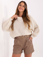 Ciemnobeżowe szorty z ekoskóry z paskiem RUE PARIS