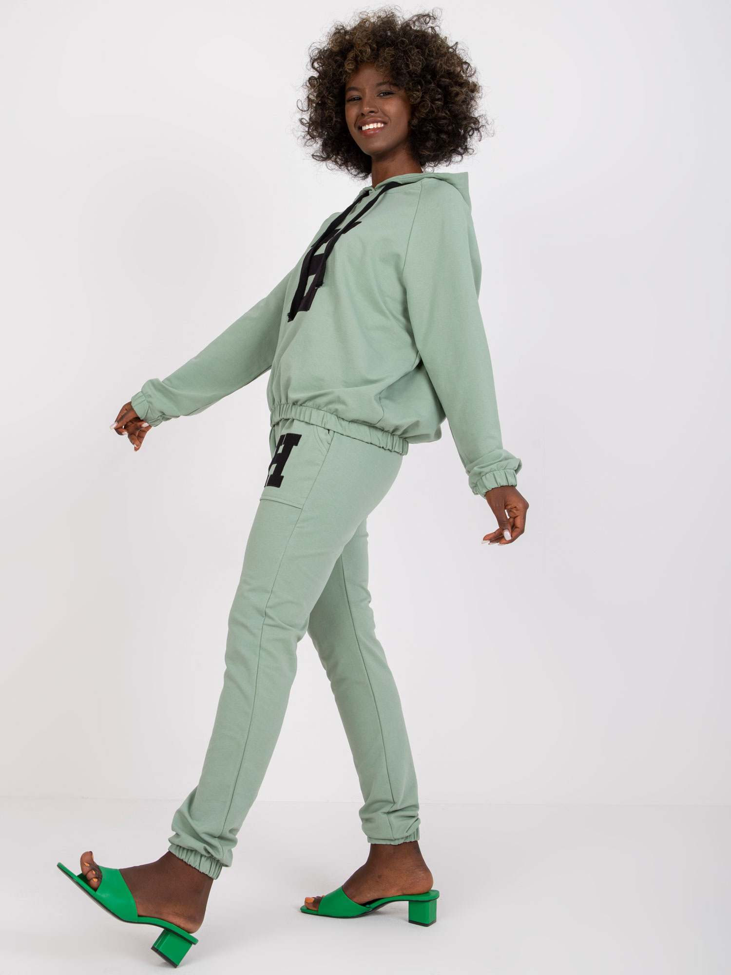 Pistachio two-piece sweatsuit set with Natela pants 